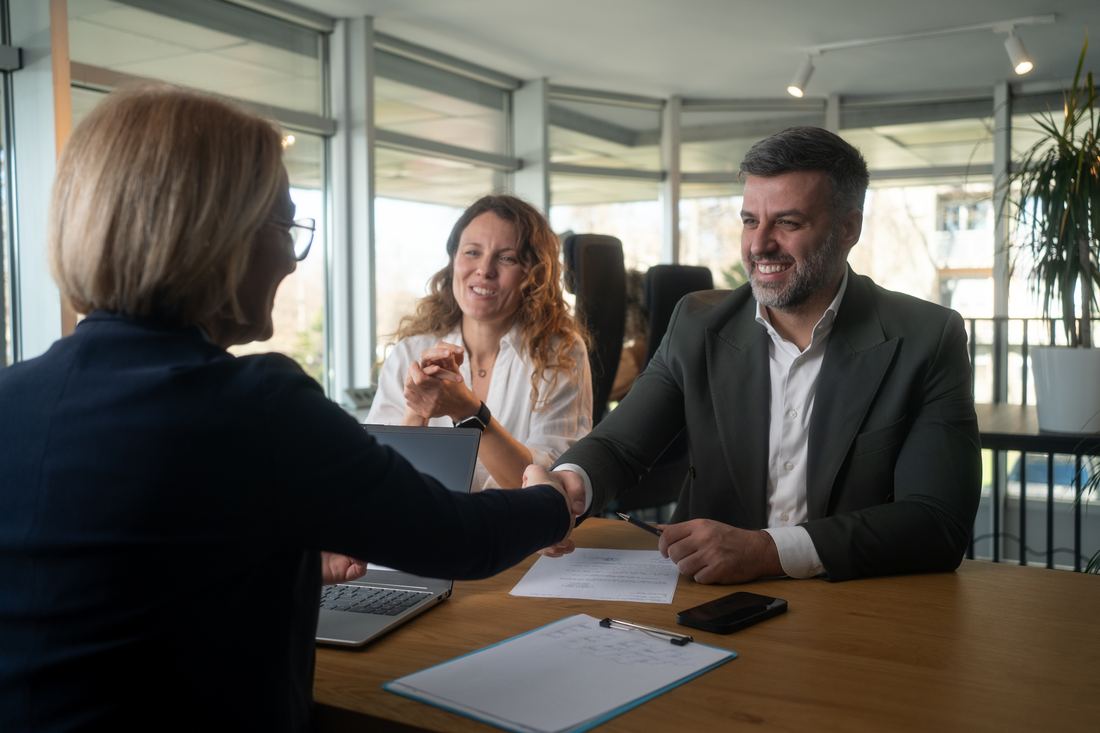 Asesoría personalizada con clientes de JR Corredores
