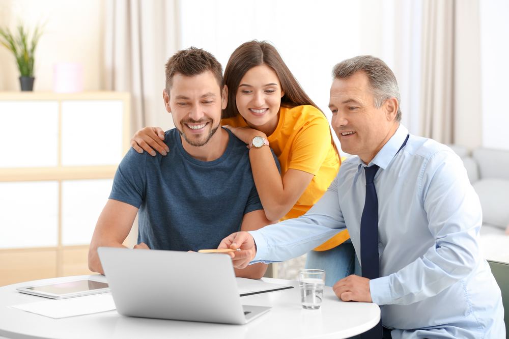 Familia recibiendo asesoría personalizada